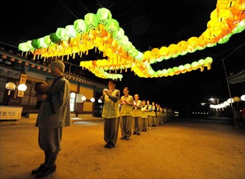 Trong suốt thời gian lưu trú ở đền, du khách phải thức dậy từ ba giờ sáng cùng lúc với thời điểm các nhà sư dậy mỗi sáng để bắt đầu một ngày mới