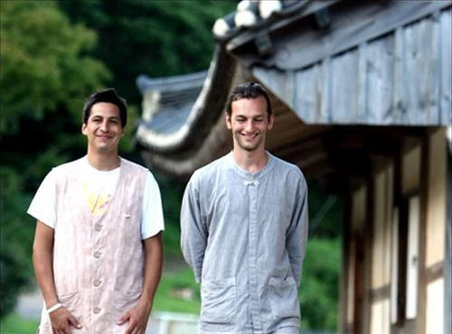 Khách du lịch nước ngoài đi bộ quanh sân đền