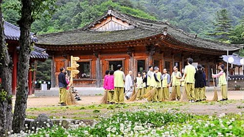 Khách du lịch lắng nghe vị sư trụ trì chỉ dẫn "ulyeok" - những công việc chung Khách du lịch thực hiện “balwoo-gongyang” - một nghi thức bao gồm bốn cái bát bằng gỗ trước bữa ăn của nhà sư ở ngôi đền Baekdam, tỉnh Gangwon Sau khi ăn xong, du khách không được để lại bất cứ thứ gì trong bốn cái bát bằng gỗ Khách du lịch ở trong những hanok - một kiểu nhà truyền thống của Hàn Quốc để có một trải nghiệm Temple stay trọn vẹn