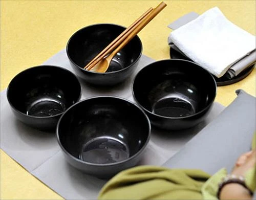 Khách du lịch lắng nghe vị sư trụ trì chỉ dẫn "ulyeok" - những công việc chung Khách du lịch thực hiện “balwoo-gongyang” - một nghi thức bao gồm bốn cái bát bằng gỗ trước bữa ăn của nhà sư ở ngôi đền Baekdam, tỉnh Gangwon Sau khi ăn xong, du khách không được để lại bất cứ thứ gì trong bốn cái bát bằng gỗ Khách du lịch ở trong những hanok - một kiểu nhà truyền thống của Hàn Quốc để có một trải nghiệm Temple stay trọn vẹn