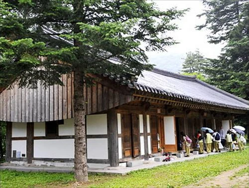 Khách du lịch lắng nghe vị sư trụ trì chỉ dẫn "ulyeok" - những công việc chung Khách du lịch thực hiện “balwoo-gongyang” - một nghi thức bao gồm bốn cái bát bằng gỗ trước bữa ăn của nhà sư ở ngôi đền Baekdam, tỉnh Gangwon Sau khi ăn xong, du khách không được để lại bất cứ thứ gì trong bốn cái bát bằng gỗ Khách du lịch ở trong những hanok - một kiểu nhà truyền thống của Hàn Quốc để có một trải nghiệm Temple stay trọn vẹn