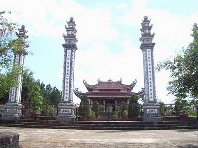 Cổng tam quan Xung quanh thiền viện là đồi chè Trong khuôn viên công viên Bông hồng cài áo Cổng tam quan