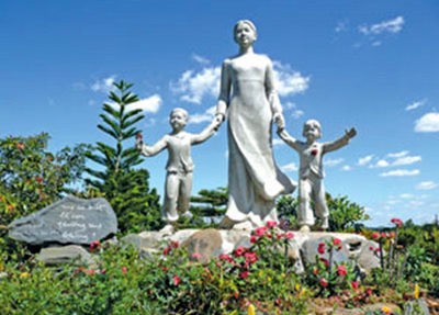 Cổng tam quan Xung quanh thiền viện là đồi chè Trong khuôn viên công viên Bông hồng cài áo Trong khuôn viên công viên Bông hồng cài áo