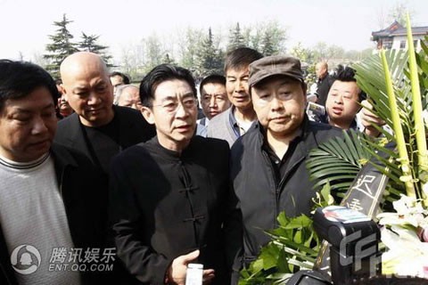 Lục Tiểu Linh Đồng và Mã Đức Hoa - "đại ca" và "nhị đệ" của Diêm Hoài Lễ trong Tây Du ký - đến dự đám tang. Hai người đều rất xúc động. Lục Tiểu Linh Đồng và Mã Đức Hoa - "đại ca" và "nhị đệ" của Diêm Hoài Lễ trong Tây Du ký - đến dự đám tang. Hai người đều rất xúc động.
