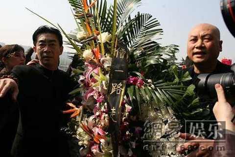 Lục Tiểu Linh Đồng và Trì Trọng Thụy (người đóng vai Sư phụ) mang hoa đến tang lễ. Lục Tiểu Linh Đồng và Trì Trọng Thụy (người đóng vai Sư phụ) mang hoa đến tang lễ.