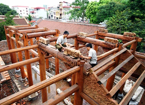 Toà chính điện được phục chế, tôn tạo bằng hơm 100 m3 gỗ lim, chạm khắc công phu