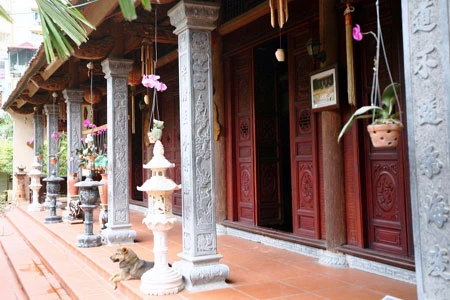 Các cột đá có khắc hình tứ linh, tứ quí