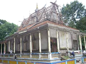 Chùa Dơi đang được trùng tu.