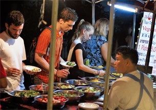 Tiệm buffet chay của anh Teng ở chợ đêm Luang Phrabang Tiệm buffet chay của anh Teng ở chợ đêm Luang Phrabang