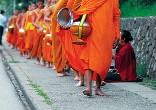 Hình ảnh quen thuộc mỗi sáng trên đất cố đô Luang Phrabang Hình ảnh quen thuộc mỗi sáng trên đất cố đô Luang Phrabang