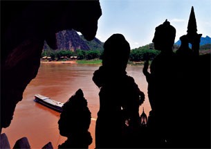 Tượng Phật trong hang Pak Ou Tượng Phật trong hang Pak Ou