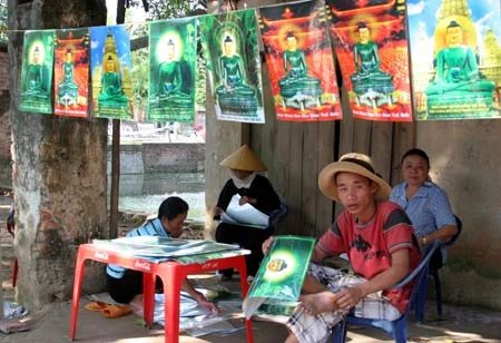 Ảnh tượng Phật Ngọc được bày bán phía trước cổng chùa Phật Tích. Ảnh: Khánh Chi.