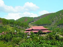 Toàn cảnh chùa Linh Ẩn nhìn từ tỉnh lộ 725 Toàn cảnh chùa Linh Ẩn nhìn từ tỉnh lộ 725