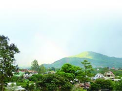 Những đồi núi và bảy sắc cầu vồng trước chùa Những đồi núi và bảy sắc cầu vồng trước chùa