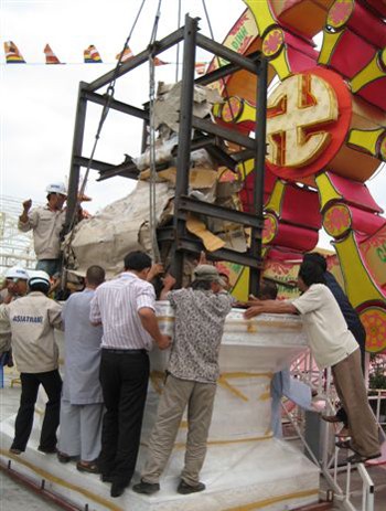 Pho tượng Phật ngọc được làm bằng loại ngọc quý nhất thế giới ảnh 2 Pho tượng Phật ngọc được làm bằng loại ngọc quý nhất thế giới ảnh 2