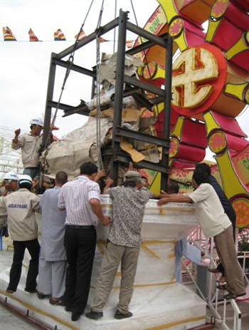 Pho tượng Phật ngọc được làm bằng loại ngọc quý nhất thế giới ảnh 2