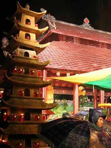 Tượng Phật ngọc trong ngôi chùa miền Bắc nằm bên tòa tháp cổ.