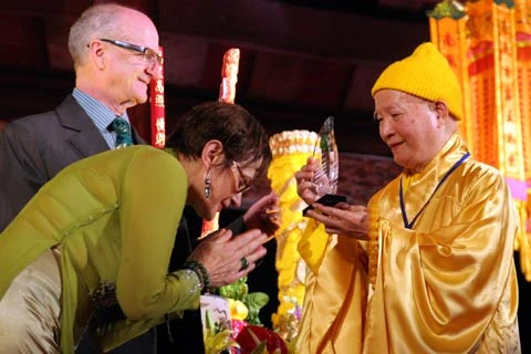 Chủ nhân của pho tượng nổi tiếng này tặng quà cho Thượng tọa Thích Thanh Tứ.