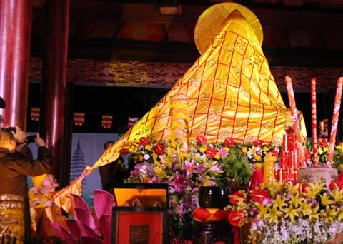 Lễ khai quang diễn ra, tượng Phật ngọc được kéo vải che.