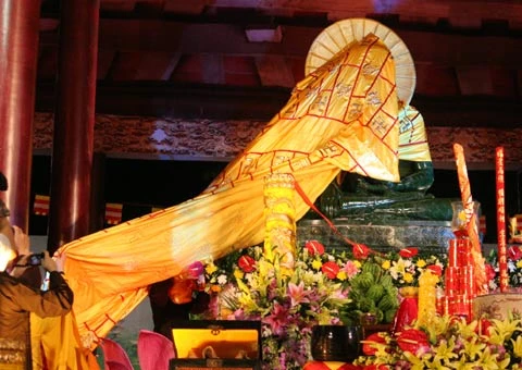 Pho tượng ngọc xanh dần dần hiện ra.