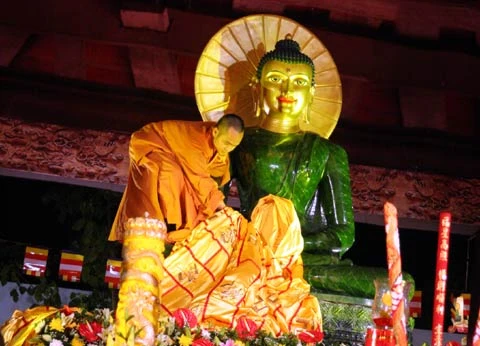 Một sự cố nhỏ nên khiến nhà sư phải trèo lên bục để gỡ tấm vải.