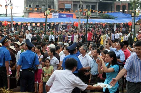 Tượng Phật ngọc tọa lạc trên đài sen trong ngôi chùa cổ miền Bắc. Hai ngày sau khi mở cửa tự do để người dân chiêm bái tượng Phật ngọc, lượng người kéo đến đây vẫn khá đông. Dù lượng người đến xem đông nhưng theo anh thanh niên này, ảnh tượng Phật ngọc bán không đắt hàng. "Xuống giá 10.000 đồng một ảnh to một ảnh nhỏ nhưng cũng chẳng mấy người mua. Từ sáng tới giờ tôi mới bán được chừng 300 tấm", người này nói. Tương tự, các cửa hàng bán tranh tượng Phật in trên gỗ, ảnh tượng Phật in trên đá... cũng ế ẩm. Trong khi đó, một công ty chuyên kinh doanh quà tặng đã chép nguyên mẫu tượng Phật ngọc để đúc lại với kích cỡ nhỏ hơn. Dù không phải làm thủ công mà được đúc bằng bột đá nhưng giá một bức tượng cao chừng 50 cm là 5 triệu đồng, còn bức tượng nhỏ bằng bàn tay giá 300.000 đồng. Loại tượng đặc biệt này đã thu hút sự chú ý của người xem. Tuy nhiên, nhiều người cũng chỉ dám cầm lên xem rồi đặt xuống... ... hay chụp bức ảnh làm kỷ niệm, thay vì chụp bức ảnh Phật ngọc nguyên mẫu được đặt ở quá xa. Dịch vụ chụp ảnh lấy ngay trong 5 phút cũng khá hút khách vì ai cũng muốn có một bức hình làm kỷ niệm nhân dịp tận mắt ngắm bức tượng Phật ngọc lớn nhất thế giới. Còn ở ngoài đường, mỗi khi có ôtô chở khách xịch đỗ là hàng chục người dân đi xe máy chạy tới mời đi xe ôm giá 10.000 - 15.000 đồng một lượt cho quãng đường 5-6 km. Nếu không đi xe ôm, du khách sẽ phải đi bộ vài km mới tới được nơi bày tượng Phật. Tượng Phật ngọc tọa lạc trên đài sen trong ngôi chùa cổ miền Bắc. Hai ngày sau khi mở cửa tự do để người dân chiêm bái tượng Phật ngọc, lượng người kéo đến đây vẫn khá đông. Dù lượng người đến xem đông nhưng theo anh thanh niên này, ảnh tượng Phật ngọc bán không đắt hàng. "Xuống giá 10.000 đồng một ảnh to một ảnh nhỏ nhưng cũng chẳng mấy người mua. Từ sáng tới giờ tôi mới bán được chừng 300 tấm", người này nói. Tương tự, các cửa hàng bán tranh tượng Phật in trên gỗ, ảnh tượng Phật in trên đá... cũng ế ẩm. Trong khi đó, một công ty chuyên kinh doanh quà tặng đã chép nguyên mẫu tượng Phật ngọc để đúc lại với kích cỡ nhỏ hơn. Dù không phải làm thủ công mà được đúc bằng bột đá nhưng giá một bức tượng cao chừng 50 cm là 5 triệu đồng, còn bức tượng nhỏ bằng bàn tay giá 300.000 đồng. Loại tượng đặc biệt này đã thu hút sự chú ý của người xem. Tuy nhiên, nhiều người cũng chỉ dám cầm lên xem rồi đặt xuống... ... hay chụp bức ảnh làm kỷ niệm, thay vì chụp bức ảnh Phật ngọc nguyên mẫu được đặt ở quá xa. Dịch vụ chụp ảnh lấy ngay trong 5 phút cũng khá hút khách vì ai cũng muốn có một bức hình làm kỷ niệm nhân dịp tận mắt ngắm bức tượng Phật ngọc lớn nhất thế giới. Còn ở ngoài đường, mỗi khi có ôtô chở khách xịch đỗ là hàng chục người dân đi xe máy chạy tới mời đi xe ôm giá 10.000 - 15.000 đồng một lượt cho quãng đường 5-6 km. Nếu không đi xe ôm, du khách sẽ phải đi bộ vài km mới tới được nơi bày tượng Phật.