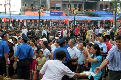 Tượng Phật ngọc tọa lạc trên đài sen trong ngôi chùa cổ miền Bắc. Hai ngày sau khi mở cửa tự do để người dân chiêm bái tượng Phật ngọc, lượng người kéo đến đây vẫn khá đông. Dù lượng người đến xem đông nhưng theo anh thanh niên này, ảnh tượng Phật ngọc bán không đắt hàng. "Xuống giá 10.000 đồng một ảnh to một ảnh nhỏ nhưng cũng chẳng mấy người mua. Từ sáng tới giờ tôi mới bán được chừng 300 tấm", người này nói. Tương tự, các cửa hàng bán tranh tượng Phật in trên gỗ, ảnh tượng Phật in trên đá... cũng ế ẩm. Trong khi đó, một công ty chuyên kinh doanh quà tặng đã chép nguyên mẫu tượng Phật ngọc để đúc lại với kích cỡ nhỏ hơn. Dù không phải làm thủ công mà được đúc bằng bột đá nhưng giá một bức tượng cao chừng 50 cm là 5 triệu đồng, còn bức tượng nhỏ bằng bàn tay giá 300.000 đồng. Loại tượng đặc biệt này đã thu hút sự chú ý của người xem. Tuy nhiên, nhiều người cũng chỉ dám cầm lên xem rồi đặt xuống... ... hay chụp bức ảnh làm kỷ niệm, thay vì chụp bức ảnh Phật ngọc nguyên mẫu được đặt ở quá xa. Dịch vụ chụp ảnh lấy ngay trong 5 phút cũng khá hút khách vì ai cũng muốn có một bức hình làm kỷ niệm nhân dịp tận mắt ngắm bức tượng Phật ngọc lớn nhất thế giới. Còn ở ngoài đường, mỗi khi có ôtô chở khách xịch đỗ là hàng chục người dân đi xe máy chạy tới mời đi xe ôm giá 10.000 - 15.000 đồng một lượt cho quãng đường 5-6 km. Nếu không đi xe ôm, du khách sẽ phải đi bộ vài km mới tới được nơi bày tượng Phật.