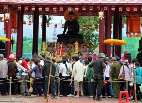 Tượng Phật ngọc tọa lạc trên đài sen trong ngôi chùa cổ miền Bắc. Hai ngày sau khi mở cửa tự do để người dân chiêm bái tượng Phật ngọc, lượng người kéo đến đây vẫn khá đông. Dù lượng người đến xem đông nhưng theo anh thanh niên này, ảnh tượng Phật ngọc bán không đắt hàng. "Xuống giá 10.000 đồng một ảnh to một ảnh nhỏ nhưng cũng chẳng mấy người mua. Từ sáng tới giờ tôi mới bán được chừng 300 tấm", người này nói. Tương tự, các cửa hàng bán tranh tượng Phật in trên gỗ, ảnh tượng Phật in trên đá... cũng ế ẩm. Trong khi đó, một công ty chuyên kinh doanh quà tặng đã chép nguyên mẫu tượng Phật ngọc để đúc lại với kích cỡ nhỏ hơn. Dù không phải làm thủ công mà được đúc bằng bột đá nhưng giá một bức tượng cao chừng 50 cm là 5 triệu đồng, còn bức tượng nhỏ bằng bàn tay giá 300.000 đồng. Loại tượng đặc biệt này đã thu hút sự chú ý của người xem. Tuy nhiên, nhiều người cũng chỉ dám cầm lên xem rồi đặt xuống... ... hay chụp bức ảnh làm kỷ niệm, thay vì chụp bức ảnh Phật ngọc nguyên mẫu được đặt ở quá xa. Dịch vụ chụp ảnh lấy ngay trong 5 phút cũng khá hút khách vì ai cũng muốn có một bức hình làm kỷ niệm nhân dịp tận mắt ngắm bức tượng Phật ngọc lớn nhất thế giới. Còn ở ngoài đường, mỗi khi có ôtô chở khách xịch đỗ là hàng chục người dân đi xe máy chạy tới mời đi xe ôm giá 10.000 - 15.000 đồng một lượt cho quãng đường 5-6 km. Nếu không đi xe ôm, du khách sẽ phải đi bộ vài km mới tới được nơi bày tượng Phật.