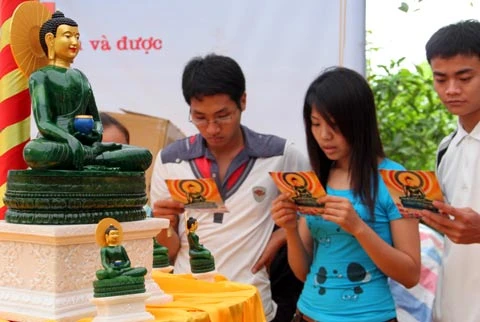 Tượng Phật ngọc tọa lạc trên đài sen trong ngôi chùa cổ miền Bắc. Hai ngày sau khi mở cửa tự do để người dân chiêm bái tượng Phật ngọc, lượng người kéo đến đây vẫn khá đông. Dù lượng người đến xem đông nhưng theo anh thanh niên này, ảnh tượng Phật ngọc bán không đắt hàng. "Xuống giá 10.000 đồng một ảnh to một ảnh nhỏ nhưng cũng chẳng mấy người mua. Từ sáng tới giờ tôi mới bán được chừng 300 tấm", người này nói. Tương tự, các cửa hàng bán tranh tượng Phật in trên gỗ, ảnh tượng Phật in trên đá... cũng ế ẩm. Trong khi đó, một công ty chuyên kinh doanh quà tặng đã chép nguyên mẫu tượng Phật ngọc để đúc lại với kích cỡ nhỏ hơn. Dù không phải làm thủ công mà được đúc bằng bột đá nhưng giá một bức tượng cao chừng 50 cm là 5 triệu đồng, còn bức tượng nhỏ bằng bàn tay giá 300.000 đồng. Loại tượng đặc biệt này đã thu hút sự chú ý của người xem. Tuy nhiên, nhiều người cũng chỉ dám cầm lên xem rồi đặt xuống... ... hay chụp bức ảnh làm kỷ niệm, thay vì chụp bức ảnh Phật ngọc nguyên mẫu được đặt ở quá xa. Dịch vụ chụp ảnh lấy ngay trong 5 phút cũng khá hút khách vì ai cũng muốn có một bức hình làm kỷ niệm nhân dịp tận mắt ngắm bức tượng Phật ngọc lớn nhất thế giới. Còn ở ngoài đường, mỗi khi có ôtô chở khách xịch đỗ là hàng chục người dân đi xe máy chạy tới mời đi xe ôm giá 10.000 - 15.000 đồng một lượt cho quãng đường 5-6 km. Nếu không đi xe ôm, du khách sẽ phải đi bộ vài km mới tới được nơi bày tượng Phật.