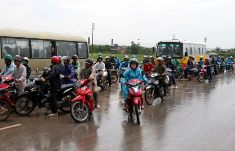 Tượng Phật ngọc tọa lạc trên đài sen trong ngôi chùa cổ miền Bắc. Hai ngày sau khi mở cửa tự do để người dân chiêm bái tượng Phật ngọc, lượng người kéo đến đây vẫn khá đông. Dù lượng người đến xem đông nhưng theo anh thanh niên này, ảnh tượng Phật ngọc bán không đắt hàng. "Xuống giá 10.000 đồng một ảnh to một ảnh nhỏ nhưng cũng chẳng mấy người mua. Từ sáng tới giờ tôi mới bán được chừng 300 tấm", người này nói. Tương tự, các cửa hàng bán tranh tượng Phật in trên gỗ, ảnh tượng Phật in trên đá... cũng ế ẩm. Trong khi đó, một công ty chuyên kinh doanh quà tặng đã chép nguyên mẫu tượng Phật ngọc để đúc lại với kích cỡ nhỏ hơn. Dù không phải làm thủ công mà được đúc bằng bột đá nhưng giá một bức tượng cao chừng 50 cm là 5 triệu đồng, còn bức tượng nhỏ bằng bàn tay giá 300.000 đồng. Loại tượng đặc biệt này đã thu hút sự chú ý của người xem. Tuy nhiên, nhiều người cũng chỉ dám cầm lên xem rồi đặt xuống... ... hay chụp bức ảnh làm kỷ niệm, thay vì chụp bức ảnh Phật ngọc nguyên mẫu được đặt ở quá xa. Dịch vụ chụp ảnh lấy ngay trong 5 phút cũng khá hút khách vì ai cũng muốn có một bức hình làm kỷ niệm nhân dịp tận mắt ngắm bức tượng Phật ngọc lớn nhất thế giới. Còn ở ngoài đường, mỗi khi có ôtô chở khách xịch đỗ là hàng chục người dân đi xe máy chạy tới mời đi xe ôm giá 10.000 - 15.000 đồng một lượt cho quãng đường 5-6 km. Nếu không đi xe ôm, du khách sẽ phải đi bộ vài km mới tới được nơi bày tượng Phật.