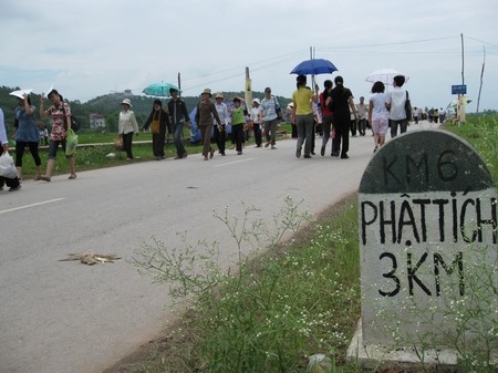 Để đi tới cột mốc này, phật tử và du khách đã phải trải qua quãng đường đi bộ gần gấp đôi. Ảnh minh họa