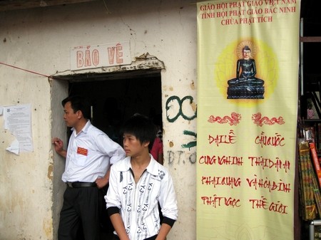Phòng bảo vệ trước cổng chùa Phật Tích cũng tấp nập người ra vào để lấy lại giấy tờ, tài sản bị mất. Ảnh minh họa