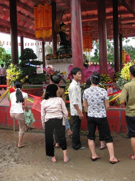 Bùn đất lầy lội xung quanh khuôn viên toà tháp (nơi đặt tượng Phật Ngọc). Ảnh minh họa