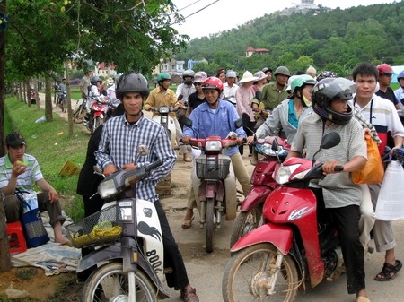 Đường vào quá xa và thử thách lớn với những ai sức yếu... Giải pháp đi xe ôm khi đã quá mệt Du khách gửi xe máy cũng bị "chém đẹp" Đội mưa chờ chiêm bái Phật Ngọc Không phải ai cũng tới được chỗ Phật Ngọc khi đường vào nhỏ và quá đông Ảnh minh họa
