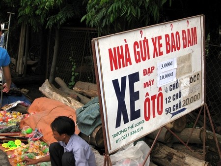 Đường vào quá xa và thử thách lớn với những ai sức yếu... Giải pháp đi xe ôm khi đã quá mệt Du khách gửi xe máy cũng bị "chém đẹp" Đội mưa chờ chiêm bái Phật Ngọc Không phải ai cũng tới được chỗ Phật Ngọc khi đường vào nhỏ và quá đông Ảnh minh họa