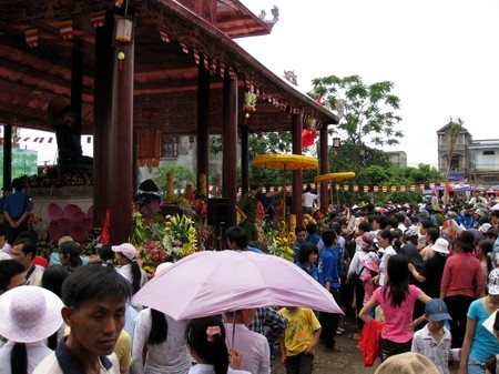 Đường vào quá xa và thử thách lớn với những ai sức yếu... Giải pháp đi xe ôm khi đã quá mệt Du khách gửi xe máy cũng bị "chém đẹp" Đội mưa chờ chiêm bái Phật Ngọc Không phải ai cũng tới được chỗ Phật Ngọc khi đường vào nhỏ và quá đông Ảnh minh họa