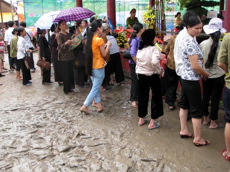 nếu có tới được chỗ Phật Ngọc cũng phải lội qua những vũng nước và bùn quanh khuôn viên toà tháp Ảnh minh họa