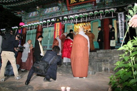 Hình ảnh lễ ký cốt nhập tự cố Tổng thống Hàn Quốc Roh Moo-hyun ảnh 4 lenhaptu_3.jpg