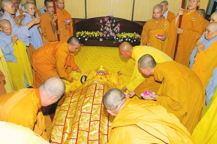 Chùm ảnh: Lễ nhập quan cố đại lão HT. Thích Quảng Liên ảnh 6 htquanglien_07.jpg