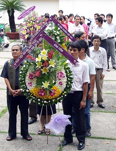 Từng dòng người xếp hàng chờ đến lượt vào viếng nhạc sĩ Bảo Phúc.