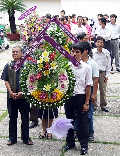 Từng dòng người xếp hàng chờ đến lượt vào viếng nhạc sĩ Bảo Phúc.