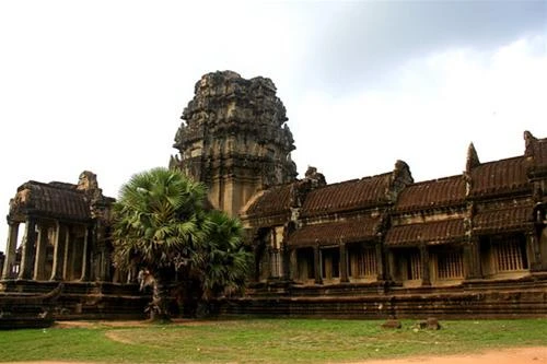 Một góc đền Angkor Wat Tầng thứ ba của ngôi núi đền Vũ nữ apsara trên tường