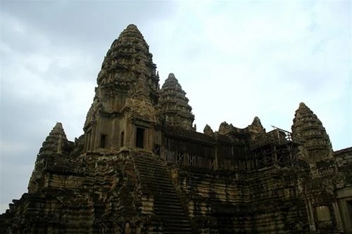 Một góc đền Angkor Wat Tầng thứ ba của ngôi núi đền Vũ nữ apsara trên tường