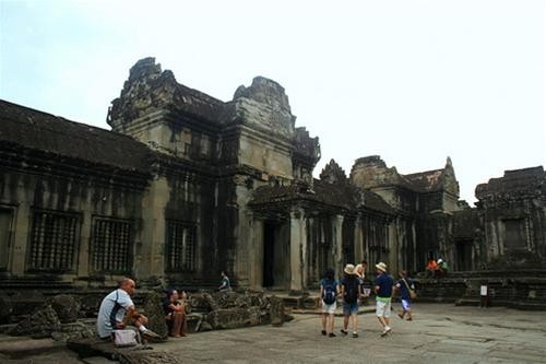 Du khách ở Angkor Wat Một dãy trường lang Du khách ở Angkor Wat Một dãy trường lang