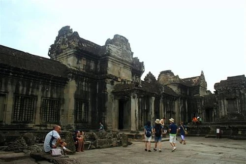 Du khách ở Angkor Wat Một dãy trường lang