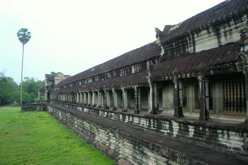 Du khách ở Angkor Wat Một dãy trường lang