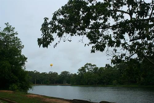 Hào nước bao quanh Angkor Wat