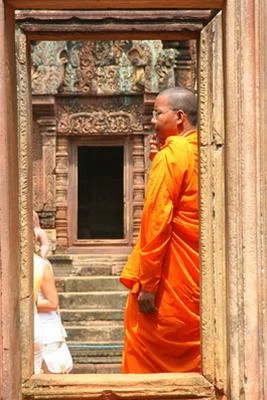 Màu áo cà sa