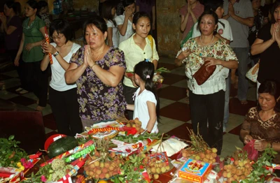Hà Nội: Phật tử ngất xỉu vì chen lấn, nhà chùa tạm cất ngọc xá lợi ảnh 1
