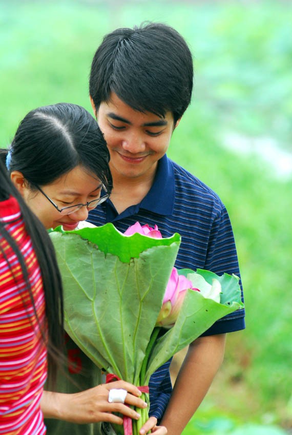 Ở giữa lòng phố thị phồn hoa vẫn còn hồ sen Tây Hồ để tĩnh tâm, để trải lòng mình ra với gió với nắng và với hương sen ngan ngát. Những nụ hoa e ấp bên lá sen to bản Hoa sen mang vẻ đẹp dịu dàng và mềm mại. Tháng 6, những đóa sen hồng, sen trắng đón hạ về. Hoa sen luôn nổi trội giữa muôn vàn sắc hoa. Hoa sen giản dị và dân dã từ cách gói, không cầu kỳ, hoa được gói bằng chính những chiếc lá sen. Tách gạo sen dùng để ướp trà. Trà sen trở thành một tinh thần đặc trưng của văn hóa trà Việt Nam, mang trong đó nhiều triết lý, lịch sự và lòng kính trọng. Mùa sen mùa của những kỷ niệm tràn về. Sen tỏa hương lặng lẽ trong một góc tâm hồn để biết rằng ký ức mình vẫn còn vẹn nguyên một thời. Những gánh hàng hoa với những nụ sen còn búp chờ tay người cắm len lỏi vào từng con đường, góc phố. Ở giữa lòng phố thị phồn hoa vẫn còn hồ sen Tây Hồ để tĩnh tâm, để trải lòng mình ra với gió với nắng và với hương sen ngan ngát. Những nụ hoa e ấp bên lá sen to bản Hoa sen mang vẻ đẹp dịu dàng và mềm mại. Tháng 6, những đóa sen hồng, sen trắng đón hạ về. Hoa sen luôn nổi trội giữa muôn vàn sắc hoa. Hoa sen giản dị và dân dã từ cách gói, không cầu kỳ, hoa được gói bằng chính những chiếc lá sen. Tách gạo sen dùng để ướp trà. Trà sen trở thành một tinh thần đặc trưng của văn hóa trà Việt Nam, mang trong đó nhiều triết lý, lịch sự và lòng kính trọng. Mùa sen mùa của những kỷ niệm tràn về. Sen tỏa hương lặng lẽ trong một góc tâm hồn để biết rằng ký ức mình vẫn còn vẹn nguyên một thời. Những gánh hàng hoa với những nụ sen còn búp chờ tay người cắm len lỏi vào từng con đường, góc phố.